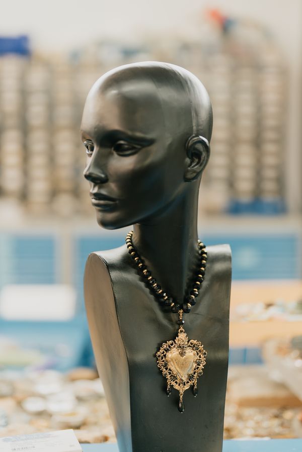 Collana con cuore sacro su busto